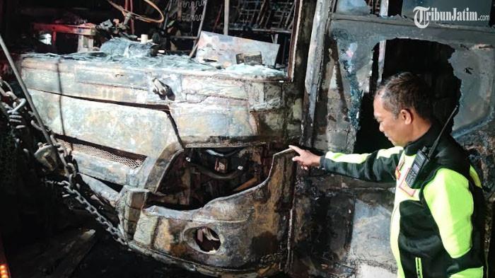 OLAH TKP - Bus Neo Harapan Nopol AE 7453 UB terlibat kecelakaan dengan sepeda motor Honda Beat Nopol AG 2388 VCO hangus terbakar usai terlibat kecelakaan, Selasa (23/7/2025). Kecelakaan yang terjadi di Jalan Raya Madiun-Surabaya, Desa Nglundo, Kecamatan Sukomoro, Kabupaten Nganjuk mengakibatkan satu korban meninggal dunia.