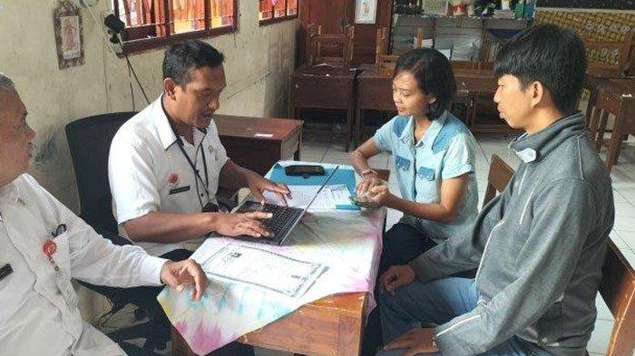 KAGET PENDAFTARAN SEKOLAH - Orang tua calon murid baru. Dwi Ayu Mawanti, datang langsung ke sekolah mengurus proses pendaftaran sekolah anak di SDN 01 Sekaran, Kecamatan Gunungpati, Kota Semarang, Rabu (11/6/2025).