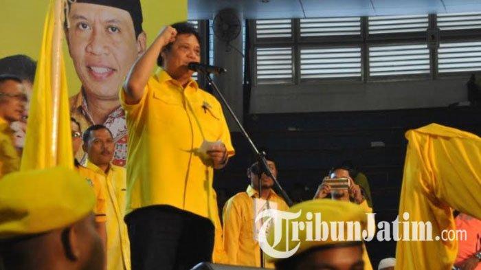 Ketua Umum Partai Golkar, Airlangga Hartarto menyampaikan orasi politik pada acara Kampanye Akbar di Surabaya, Minggu (7/4/2019).