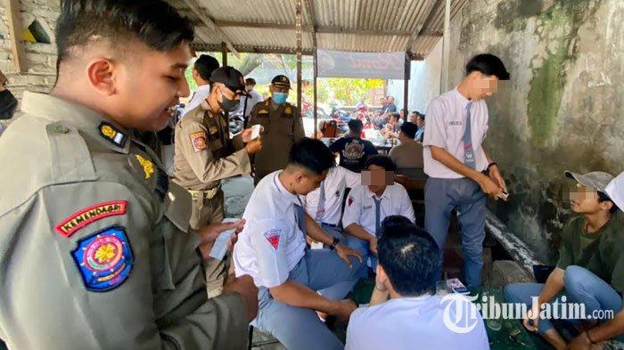 Para pelajar SMA yang kedapatan bolos saat jam pelajaran, Senin (13/3/2023)