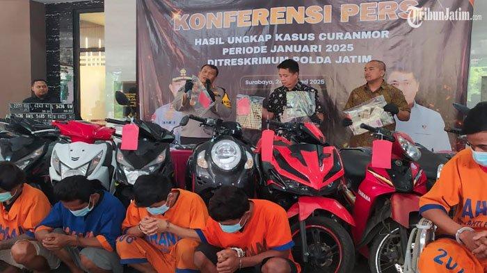 para tersangka curanmor yang ditangkap Anggota Tim Jatanras Polda Jatim konferensi pers di Gedung Ditreskrimum Mapolda Jatim