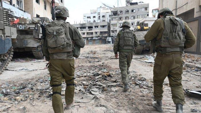(FOTO DIAMBIL SELAMA TUR TERKONTROL DAN SELANJUTNYA DIEDIT DI BAWAH PENGAWASAN MILITER ISRAEL) Pasukan Israel berpatroli di sepanjang jalan selama operasi militer di Jalur Gaza utara di tengah berlanjutnya pertempuran antara Israel dan kelompok militan Palestina Hamas, pada 22 November 2023