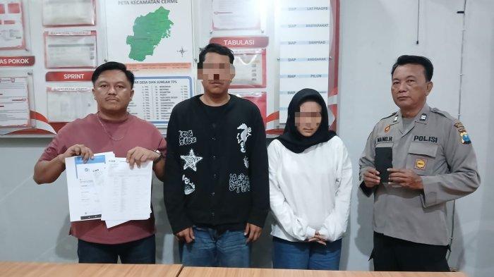 TIPU PEMUDA - Kedua tersangka Fiki (dua dari kiri) bersama istrinya Widya (dua dari kanan) di Mapolsek Cerme, Jumat (2/5/2025). Ia mengaku jomblo di media sosial Tinder untuk memperdaya seorang pemuda Cerme, Gresik, Jawa Timur dan meminta uang hingga puluhan juta.