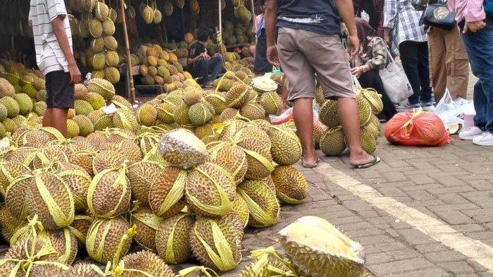 DUREN TEWEL MERESAHKAN - Kondisi Pasar Wisata Cheng Ho di Pasuruan, Sabtu (8/2/2025). Puluhan pedagang durian di kawasan menyayangkan adanya video viral berisi tewel.