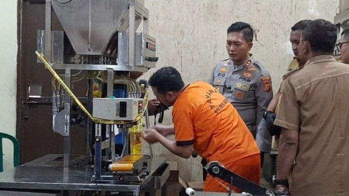 PRODUKSI MINYAKITA PALSU - Polisi menggeledah sebuah pabrik rumahan minyak goreng curah ilegal di Desa Cijujung, Kecamatan Sukaraja, Kabupaten Bogor, Jawa Barat, Senin (10/3/2025). Dalam penggeledahan itu, polisi menemukan 400 dus berisi 4.800 bungkus atau liter minyak goreng yang dikemas ulang dengan merek Minyakita.