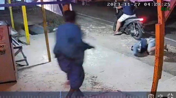 Rekaman CCTV di sebuah warung kopi saat pelaku pencurian ponsel terjatuh saat berupaya kabur dari kejaran korban di Jalan Halim Perdana Kusuma, Kota Bangkalan pada 27 November 2023