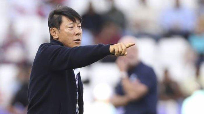 Pelatih kepala Timnas Indonesia, Shin Tae-yong, berbicara kepada pemainnya dalam laga 16 besar Piala Asia 2023 antara Australia dan Indonesia di Stadion Jassim Bin Hamad di Doha, Qatar, Minggu, 28 Januari 2024.