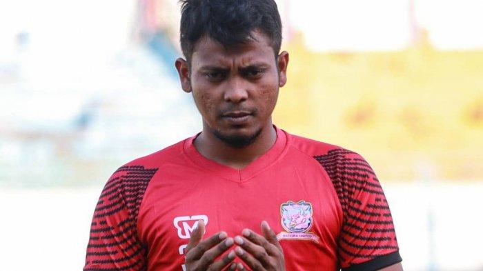 Pemain Madura United, Zulfiandi berdoa sebelum mulai mengikuti latihan di Stadion Gelora Bangkalan (SGB) Madura.