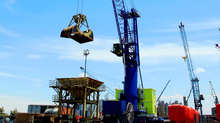 Lima Crane Baru Perkuat Layanan Bongkar Muat di Pelabuhan Tanjung Perak ...