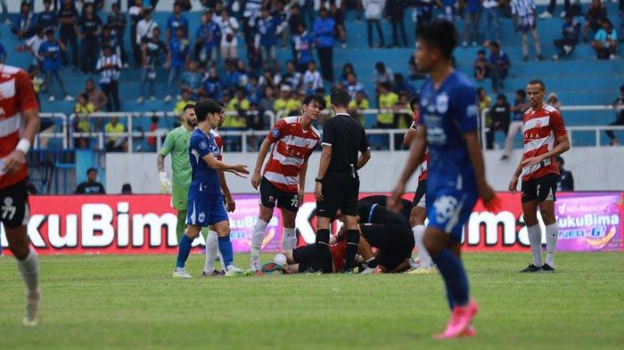 Sejumlah pemain Madura United mengalami cedera usai pulang melawan PSIS Semarang di Stadion Jatidiri Semarang, pada laga lanjutan Liga 1 2023-2024, Sabtu (16/12/2023).