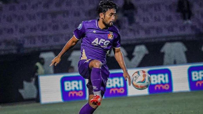 Bek kanan Persik Kediri, Agil Munawar dipastikan masih akan tetap bersama Macan Putih di Liga 1 2024/2025.