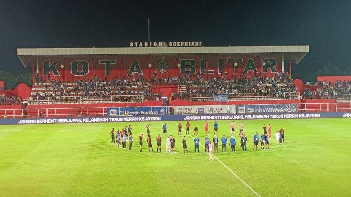 Pemain, pelatih dan staf tim Arema FC saat berada di atas lapangan Stadion Soepriadi Blitar untuk menyanyikan Anthem seusai pertandingan menghadapi Persija Jakarta pada Sabtu (26/10/2024).