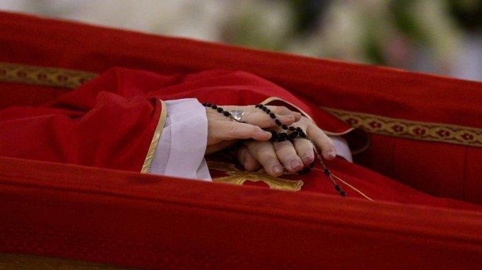 PEMAKAMAN PAUS FRANSISKUS - Proses pemakaman Paus Fransiskus berlangsung di Basilika Santa Maria Maggiore, Roma, Italia pada Sabtu (26/4/2025) pukul 15.00 WIB. Biaya pemakaman Paus Fransiskus disebut jauh lebih kecil dibandingkan dengan para pendahulunya.