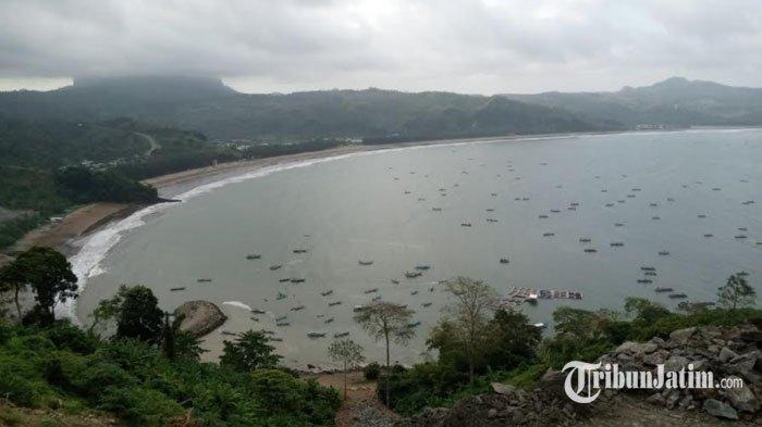 Pemandangan dari atas Jalur Lintas Selatan (JLS) Tulungagung-Trenggalek sajikan pemandangan pantai.
