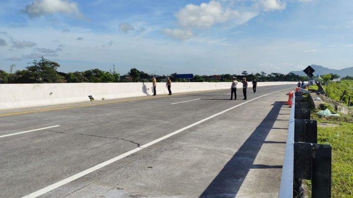 Petugas kepolisian telah berada di sekitaran titik terjadinya laka lantas maut antara bus pembawa rombongan pelajar SMP dari Bogor serta truk di KM 77+200 A arah Malang pada ruas jalan tol Pandaan - Malang, Selasa (24/12/2024).
