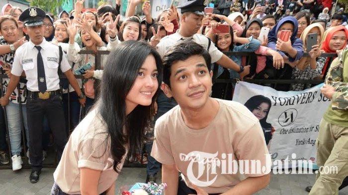 Yoriko Angelica dan Debo Andryos menerima bunga dari penggemar di sela Meet and Greet Cast Film 'Dilan 1991' di Marvel City Surabaya, Sabtu (2/3/2019). Pemeran tokoh Nandan dan Wati ini juga berbagi kisah dan pengalaman menyenangkan selama proses pembuatan Film