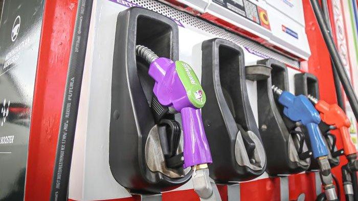 PERTAMAX CAMPUR AIR - Ilustrasi nozzie BBM Pertamax Green 95 di SPBU Pertamina. Seorang pemilik Honda HRV marah besar karena mobilnya mogok setelah mengisi BBM jenis Pertamax di SPBU Pucangsawit Solo, Jumat (7/3/2025).