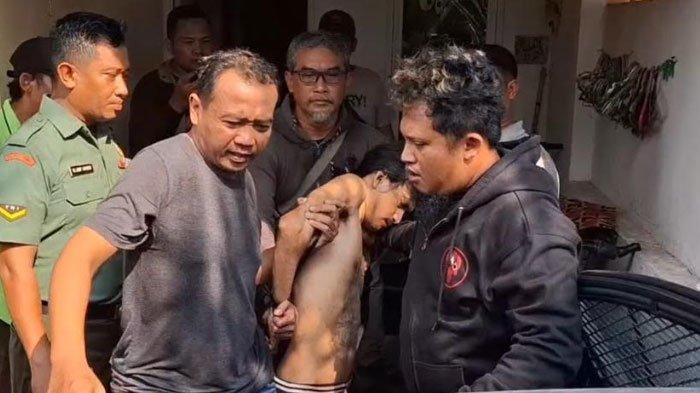 Petugas saat melakukan olah TKP di lokasi pembunuhan yang dilakukan seorang pemuda di Sidoarjo kepada ibu kandungnya sendiri, Rabu (13/11/2024)