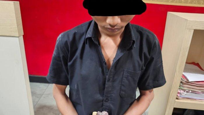 Saat ARF (20) warga Kedungdoro, Tegalsari, Surabaya, ditangkap Anggota Tim Antibandit Polsek Tegalsari karena bawa samurai 1 meter untuk tawuran