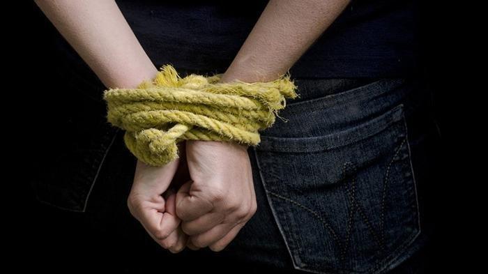 Seorang pemuda berusia 23 tahun mengalami nasib pilu. Ia disekap dan disiksa puluhan orang.