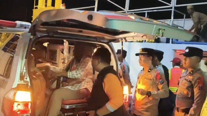 MELAHIRKAN - pemudik yang akan melahirkan saat dievakuasi ke mobil ambulan untuk dibawa ke rumah sakit di Situbondo, Jawa Timur. Setelah mendapatkan pertolongan medis, pemudik akhirnya melahirkan anaknya dengan selamat.