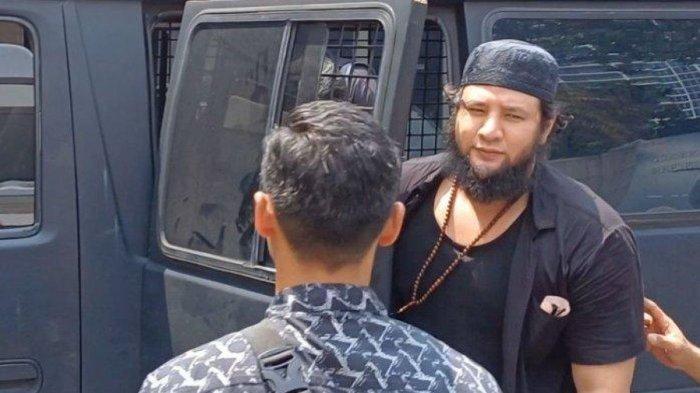 Penampilan Ammar Zoni selama dipenjara tiga bulan kasus narkoba. Kini berpeci dan jenggotan.