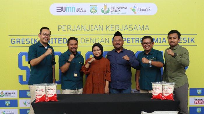 Presiden klub Gresik United Fandi Akhmad Yani (tiga dari kanan) bersama Direktur Utama PT Petrokimia Gresik Dwi Satriyo Annurogo (dua dari kanan) usai penandatanganan kerjasama Gresik United dan PT Petrokimia Gresik.