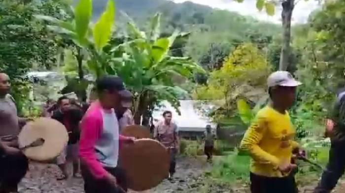 Screnshot pencarian orang hilang dengan cara tradisional buk buk teng. Viral, warga Desa Temon, Kecamatan Ngrayun, Kabupaten Ponorogo mencari orang hilang dengan cara tradisional