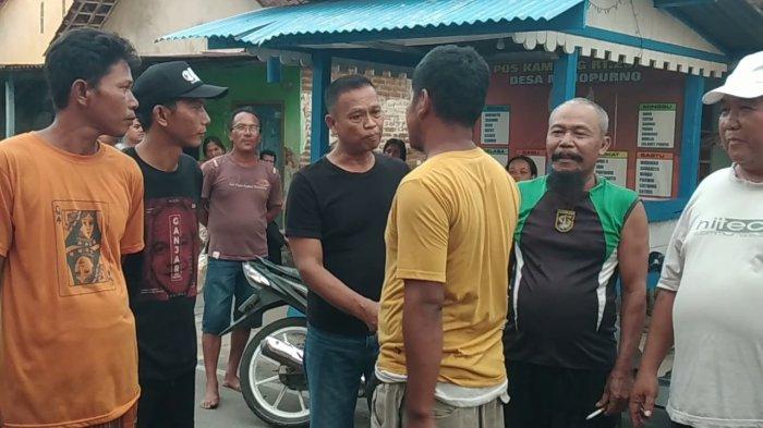 Heri (baju hitam), Pelaku intimidasi pemasangan bendera PDIP terhadap tetangganya Eko (baju kuning), meminta maaf usai menyampaikan pelarangan pemasangan bendera di rumah pribadi korban, RT 23 RW 02, Desa Mojopurno, Kecamatan Wungu, Kabupaten Madiun,  Jumat siang (15/12/2023).