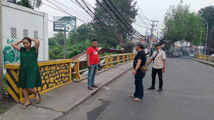 OLAH TKP - Polisi saat melakukan olah TKP di lokasi kejadian, Krikilan, Driyorejo, Gresik, Senin (14/4/2025). Satu orang dilarikan ke rumah sakit mengalami luka tembak.