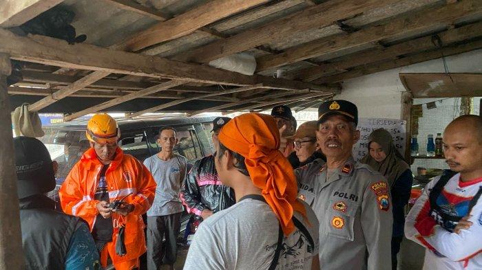 PENDAKI JATUH - Tim TNI, Polri, BPBD, Wanadri, Pemerintah Kecamatan dan Desa serta Pokdarwis pendakian Gunung Saeng, Desa Sumber Waru, Kecamata Binakal, Bondowoso saat briefing di tengah hujan sebelum naik melakukan penyelamtan, pada Kamis (1/5/2025).