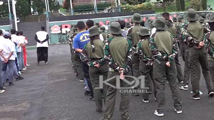 ASN MALAS - Penampakan pendidikan militer inisiasi Gubernur Jawa Barat, Dedi Mulyadi. Tak hanya pelajar, Dedi Mulyadi bakal kirim ASN yang malas ke barak militer.