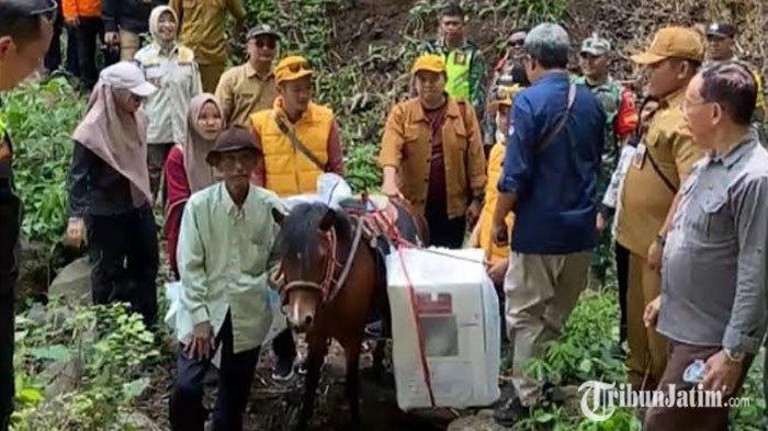 Forkopimda menyaksikan langsung proses pendistribusian logistik menggunakan kuda di Dusun Petung, Desa Kretek, Kecamatan Taman Krocok