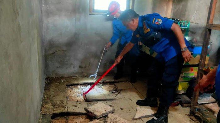 Petugas pemadam kebakaran menangkap ular kobra di dapur warga Kecamatan Kandat