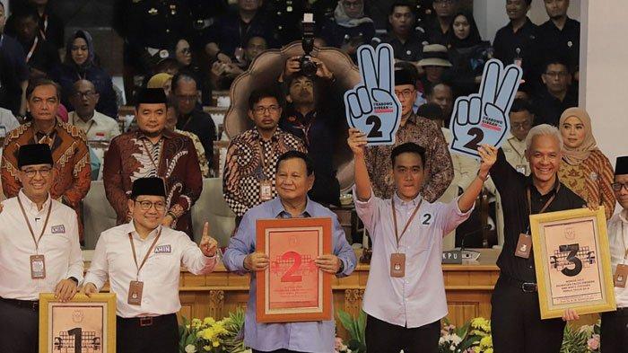 Pasangan Calon Presiden dan Wakil Presiden Anies Baswedan dan Muhaimin Iskandar, Prabowo Subianto dan Gibran Rakabuming Raka, Ganjar Pranowo dan Mahfud MD foto bersama usai pengambilan nomor urut Capres dan Cawapres 2024 di halaman Gedung KPU RI, Jakarta Pusat, Selasa (14/11/2023).