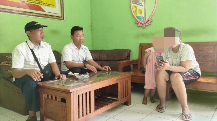 PENGEMIS ELIT -  Pengemis WN bersama anaknya saat diminta keterangan di Kantor Dinsos P3A, Jalan Gondosuli, Kelurahan Nologaten, Kecamatan/Kabupaten Ponorogo, Jatim, Sabtu (8/3/2025). Dinsos P3A Ponorogo menangkap seorang ibu yang membawa anaknya berusia 2,5 tahun untuk mengemis. (Dinsos P3A)