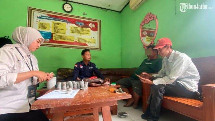 TERTIBKAN PENGEMIS - Pengemis berinisial S (bermain handphone) warga Kota Blitar Jatim dan DU warga Kabupaten Sragen Jateng daat dibina di Kantor Dinsos P3A, Jalan Gondosuli, Kelurahan Nologaten, Kecamatan/Kabupaten Ponorogo, Jatim, Selasa (11/3/2025). Dinas Sosial Pemberdayaan Perempuan dan Perlindungan Anak (Dinsos P3A) Ponorogo kembali menertibkan pengemis, Selasa (11/3/2025). 