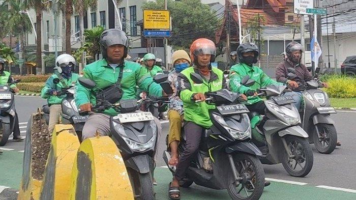 BONUS MITRA OJOL - Sejumlah pengemudi ojol. Syarat yang harus dipenuhi pengemudi ojek online alias ojol agar mendapatkan THR dari Grab.