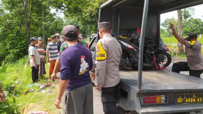KECELAKAAN MAUT - Polisi olah TKP kecelakaan sepeda motor menabrak bus di Desa Pondokdalem Kecamatan Semboro Jember, Jawa Timur, Rabu (26/2/2025) Pemotor asal Banyuwangi tewas di tempat kejadian perkara. 