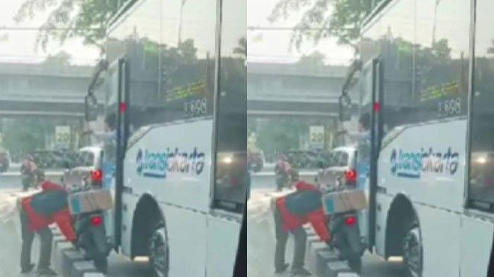 Tangkapan layar pengendara motor terimpit Transjakarta ketika masuk jalur busway.