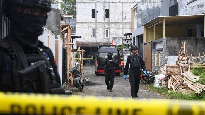 Detasemen Khusus (Densus) 88 Anti Teror Mabes Polri melakukan penggeledahan rumah seorang terduga teroris di Perumahan Bunga Tanjung, Kecamatan Junrejo, Kota Batu, Jawa Timur, Kamis (1/8/2024).