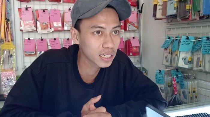 PENJAGA KONTER KENA GENDAM - Yusuf Efendi (24) penjaga konter di Pulo Lor, Kecamatan Jombang, Kabupaten Jombang, Jawa Timur saat dikonfirmasi awak media di konter handphone tempat ia bekerja pada Selasa (25/2/2025). Diduga Yusuf terkena gendam atau hipnotis dari dua pria berperawakan arab.