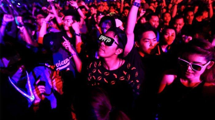Penonton larut dalam kemeriahan Djakarta Warehouse Project (DWP) 2015 di JI Expo, Kemayoran, Jakarta, Jumat (11/12/2015) malam.