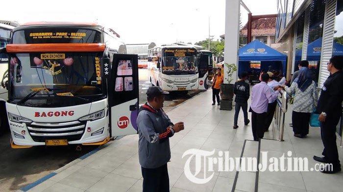 Suasana tempat pemberangkatan penumpang di Terminal Tipe A Patria Blitar, Jumat (28/4/2023).
