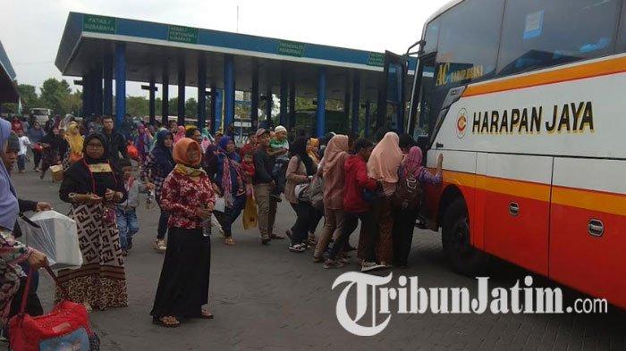 Calon penumpang berebut masuk bus yang baru datang di Terminal Gayatri Tulungagung, Minggu (9/6/2019).