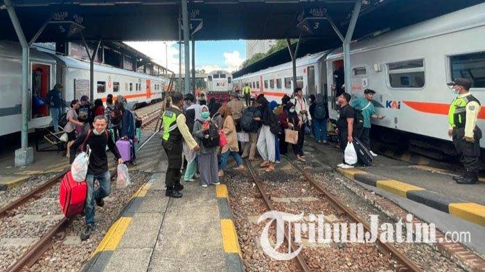 Para penumpang kereta api saat turun di Stasiun Gubeng Surabaya, Selasa (19/3/2024).