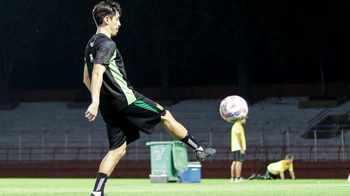 PENYESUAIAN PROGRAM - Pemain Persebaya, Francisco Rivera menjalani program latihan tim di Stadion Gelora 10 November, latihan di bulan puasa. Persiapan menghadapi PSM Makassar, Jumat (7/3/2025) mendatang di Stadion Gelora B.J. Habibie, Pare-pare, Sulawesi Selatan.