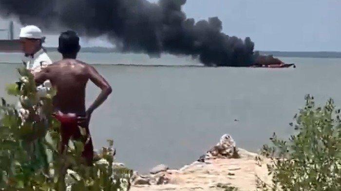 Sebanyak 17 ABK perahu pengais sisa minyak kelapa sawit mentah atau Crude Palm Oil (CPO) terbakar hebat di perairan Desa Ujung Piring, Kecamatan Socah, Kabupaten Bangkalan pada Minggu (17/2024) sekitar pukul 10.00 WIB. Tampak sejumlah ABK berada di bibir pantai setelah diselamatkan perahu nelayan