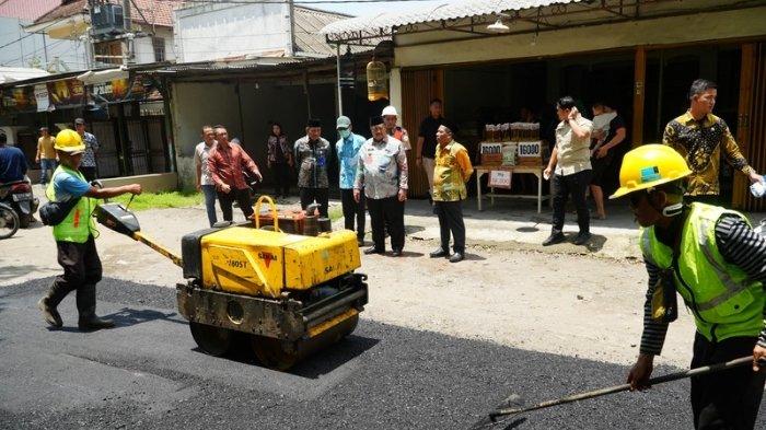 PERBAIKAN JALAN RUSAK - Bupati Jombang Warsubi dan Wakil Bupati Salmanudin Yazid saat memantau perbaikan jalan rusak di Talun Kidul-Kesamben, Kecamatan Kesamben, Kabupaten Jombang, Jawa Timur pada Kamis (20/3/2025). Anggaran miliaran digelontorkan untuk perbaikan jalan. 