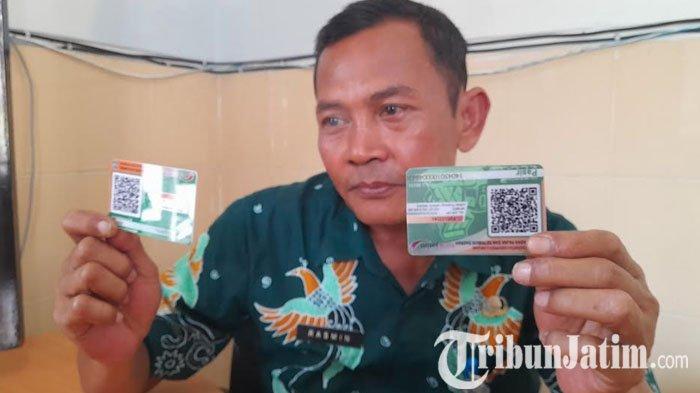 Kepala Bidang Perencanaan dan Pengendalian Operasional BPRD Kabupaten Lumajang, Rasmin menjelaskan perbedaan kartu elektronik pajak pasir asli dan palsu, Selasa (8/8/2023).